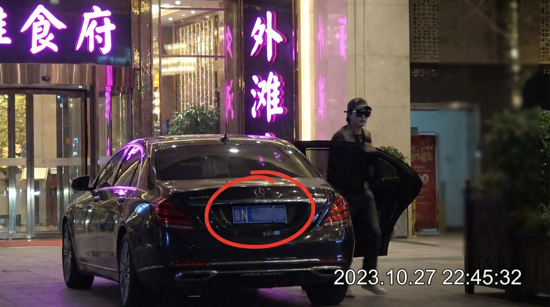 暗网吃瓜_明星黑料_吃瓜聚集地_暗网吃瓜官网入口 - 豪车餐厅外被拍